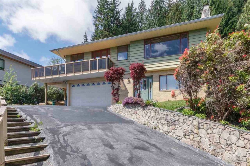 Photo 1 at 556 Ballantree Road, Glenmore, West Vancouver