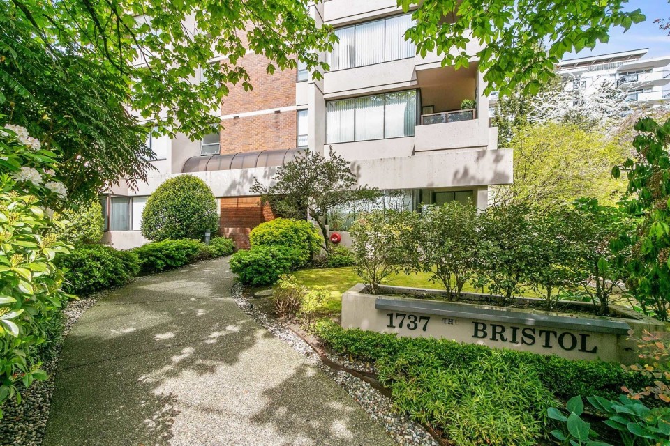 Photo 1 at 302 - 1737 Duchess Avenue, Ambleside, West Vancouver