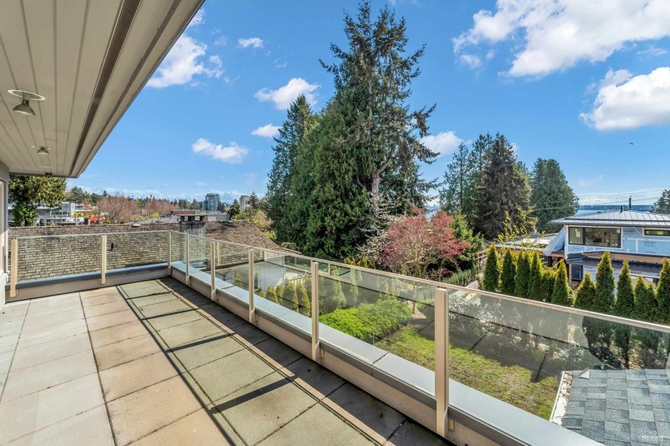 Photo 22 at 2566 Marine Drive, Dundarave, West Vancouver