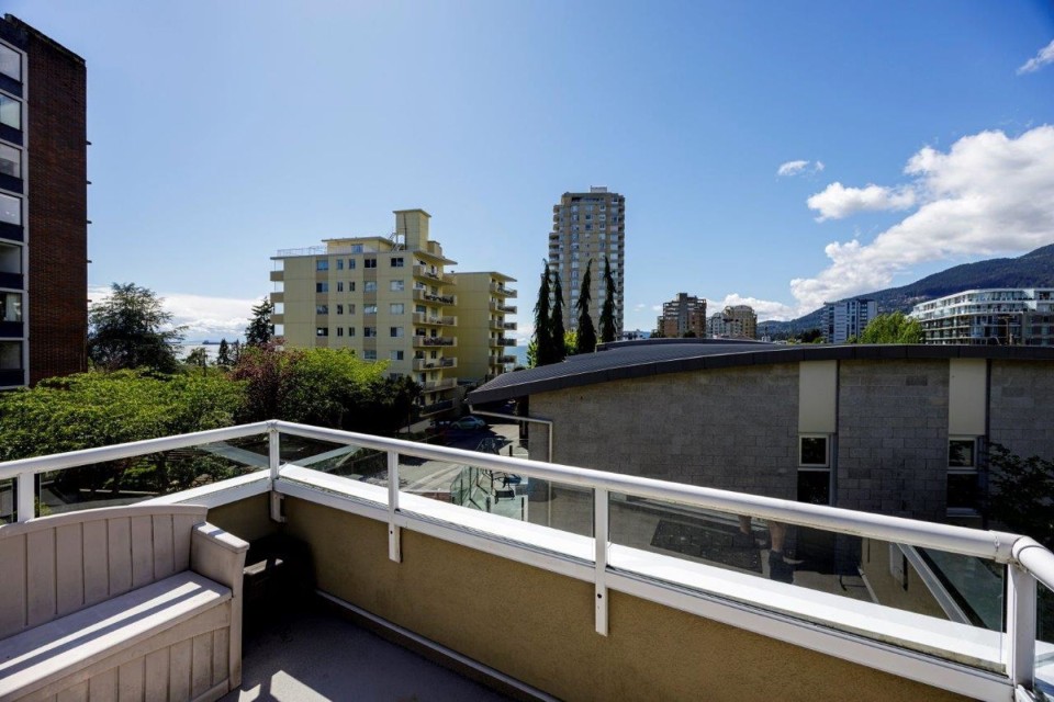 Photo 15 at 17 - 2150 Marine Drive, Dundarave, West Vancouver