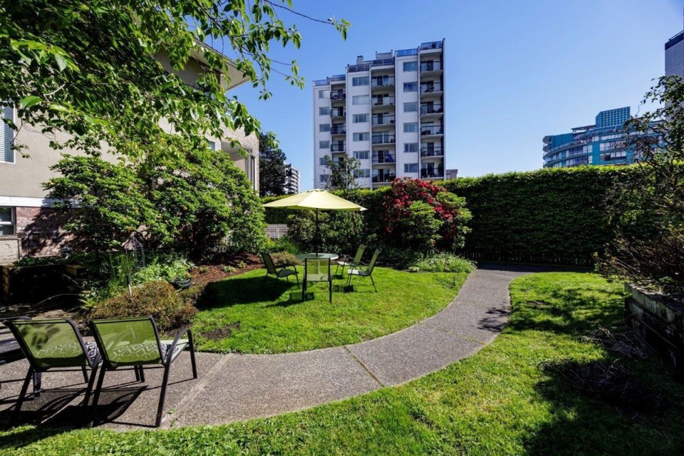 Photo 18 at 17 - 2150 Marine Drive, Dundarave, West Vancouver