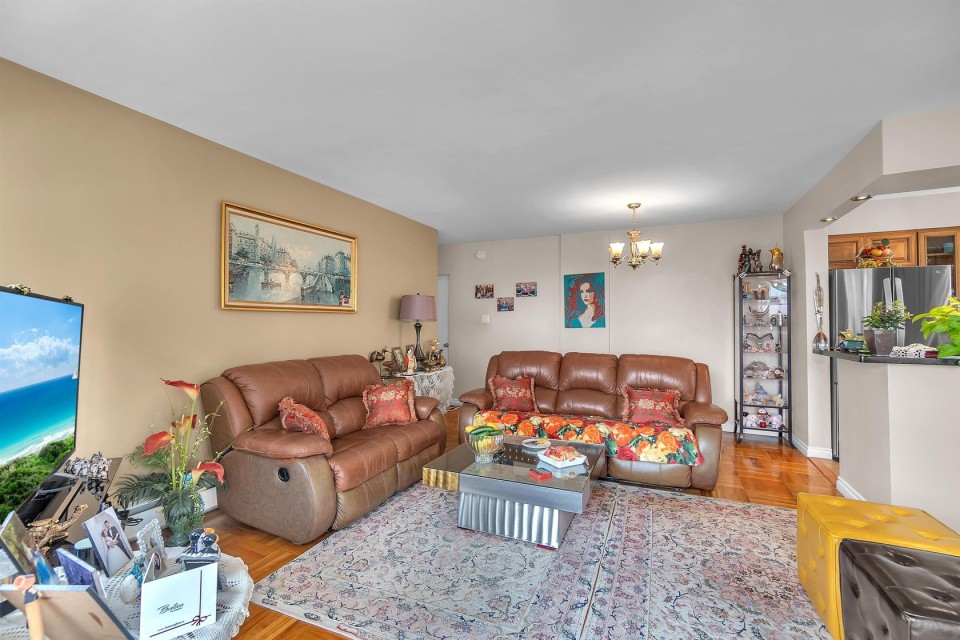 Photo 8 at 306 - 1750 Esquimalt Avenue, Ambleside, West Vancouver