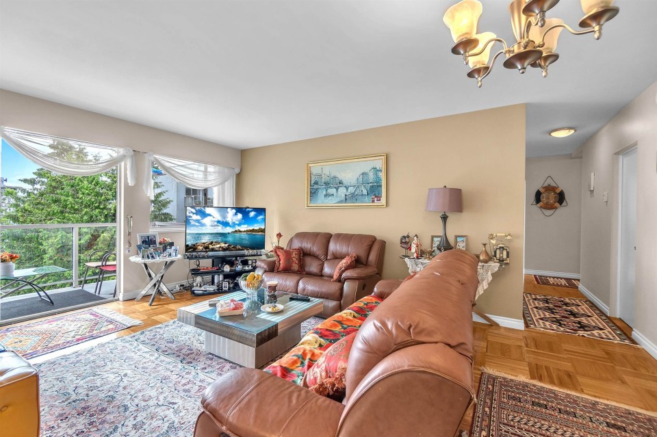 Photo 10 at 306 - 1750 Esquimalt Avenue, Ambleside, West Vancouver