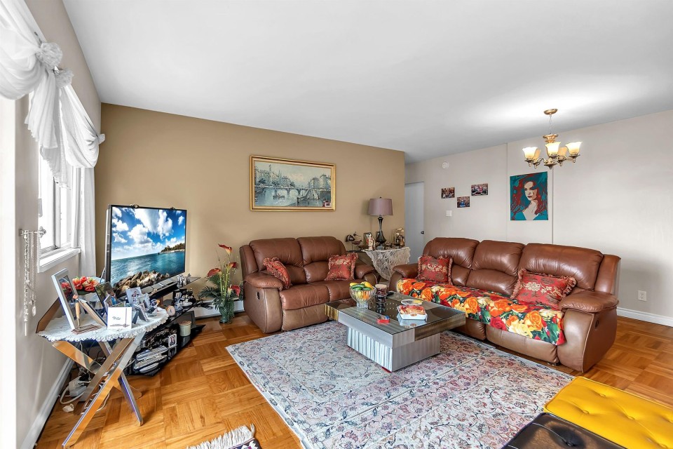 Photo 11 at 306 - 1750 Esquimalt Avenue, Ambleside, West Vancouver