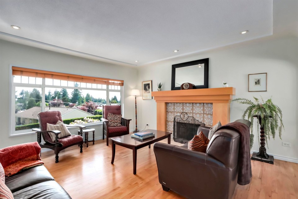 Photo 3 at 3581 Wellington Crescent, Edgemont, North Vancouver