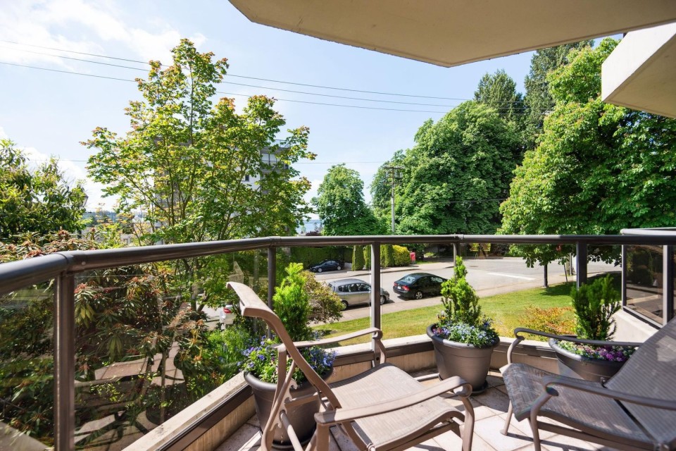 Photo 4 at 102 - 1689 Duchess Avenue, Ambleside, West Vancouver