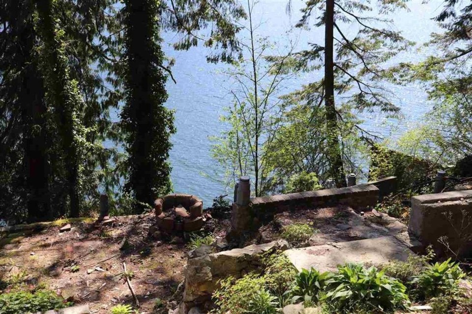 Photo 4 at 318 Sasamat Lane, Woodlands-Sunshine-Cascade, North Vancouver