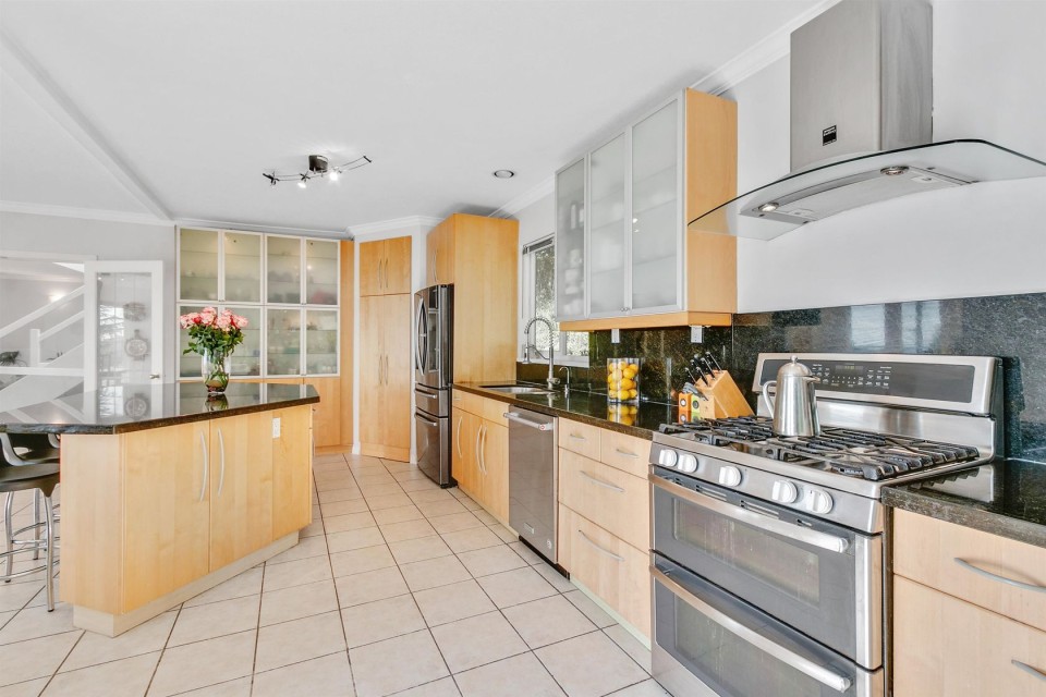 Photo 6 at 530 Craigmohr Drive, Glenmore, West Vancouver