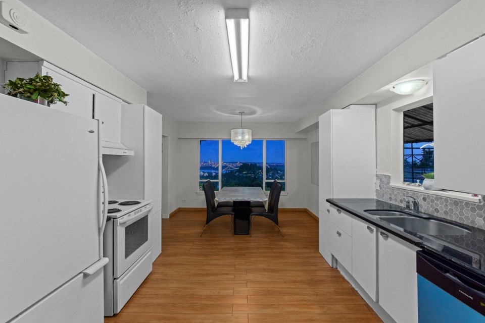 Photo 5 at 797 Eyremount, British Properties, West Vancouver