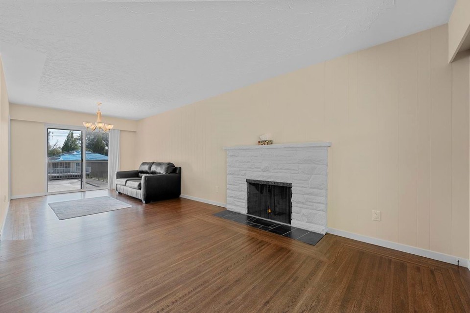 Photo 2 at 564 W 64th Avenue, Marpole, Vancouver West