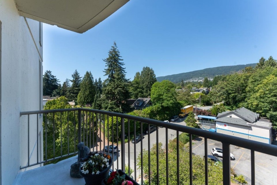 Photo 23 at 601 - 570 18th Street, Ambleside, West Vancouver